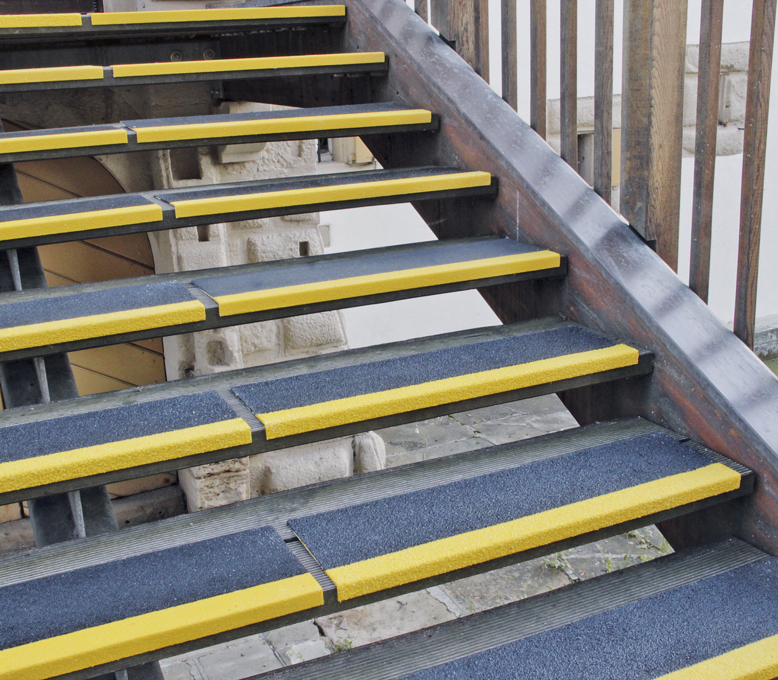 Profilé de protection pour rebords de marches d'escalier en GFK
