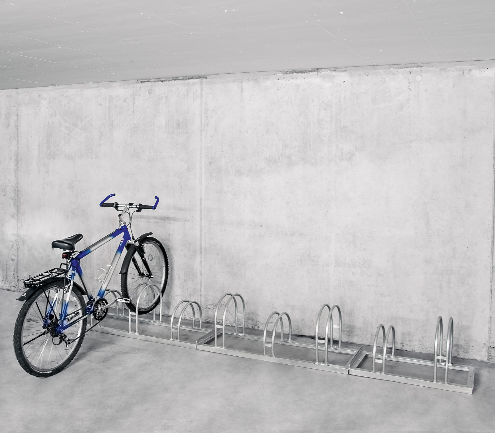 Range-vélos à fourches double face acier galvanisé avec assemblage en continu
