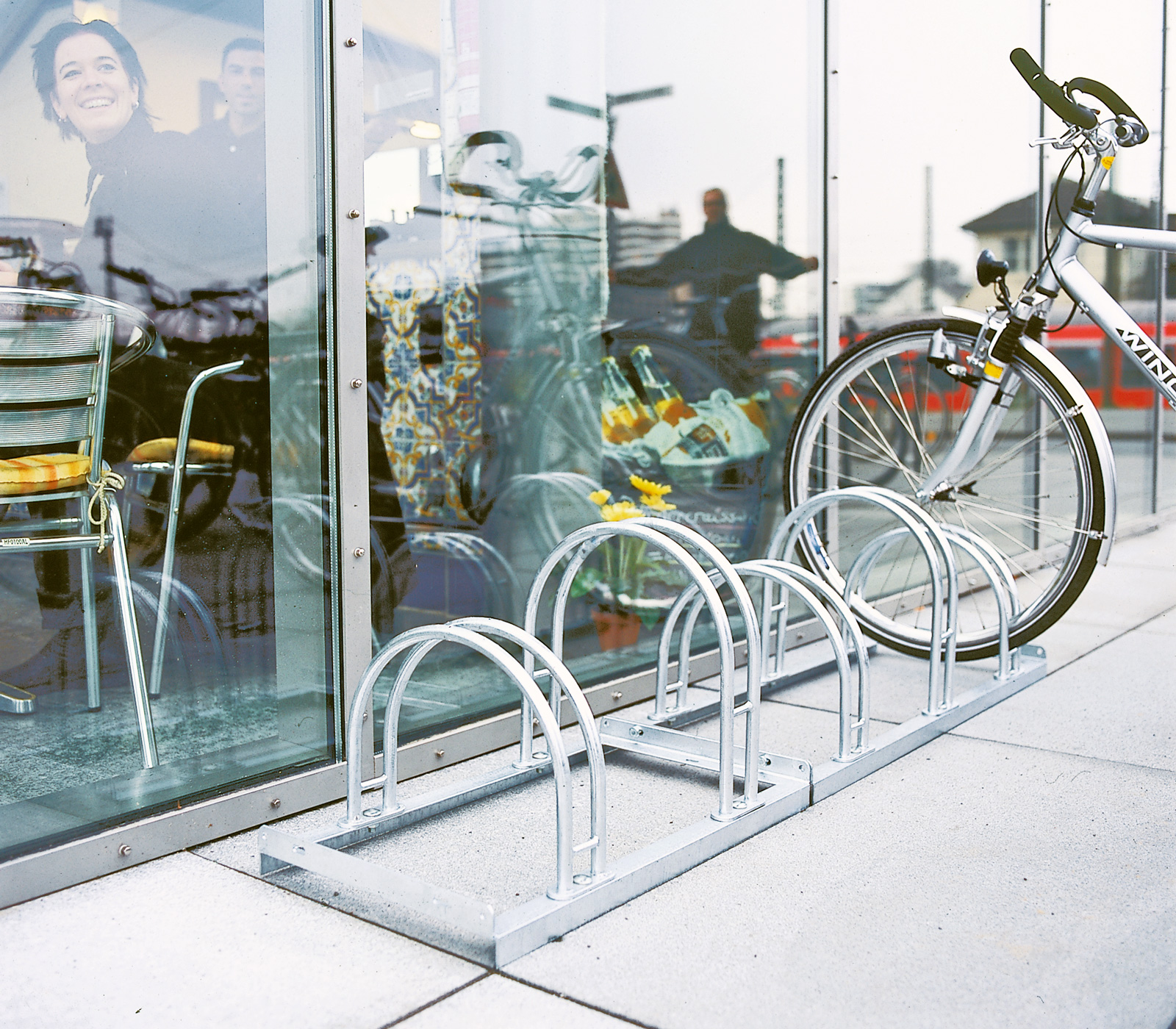 Range-vélos à fourches double face acier galvanisé pour utilisation à l’extérieur