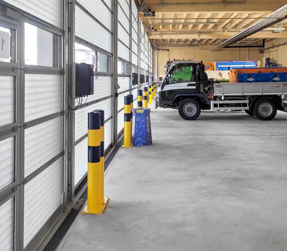 Rammschutz-Poller seitlich Einfahrtstore zum Schutz bei Ein- und Ausfahrten