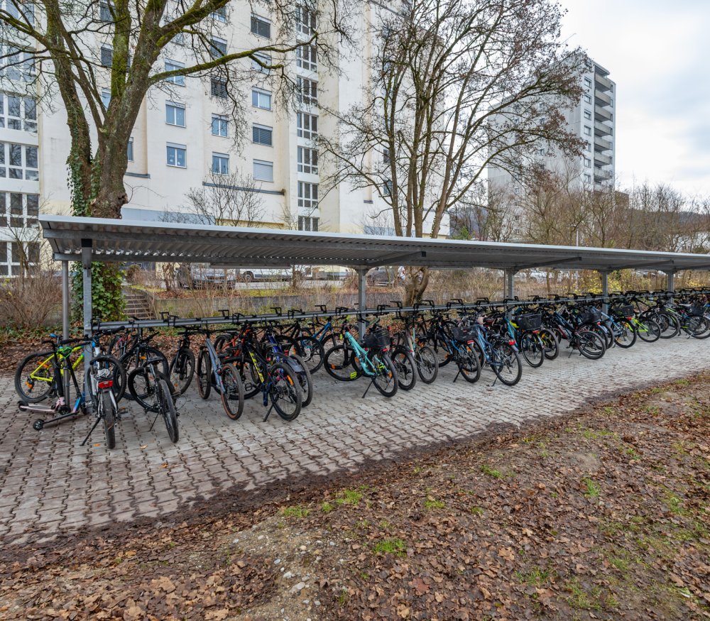 Überdachung Gottardo zweiseitig mit Fahrradparkiersystem mit Lenkerhalterung