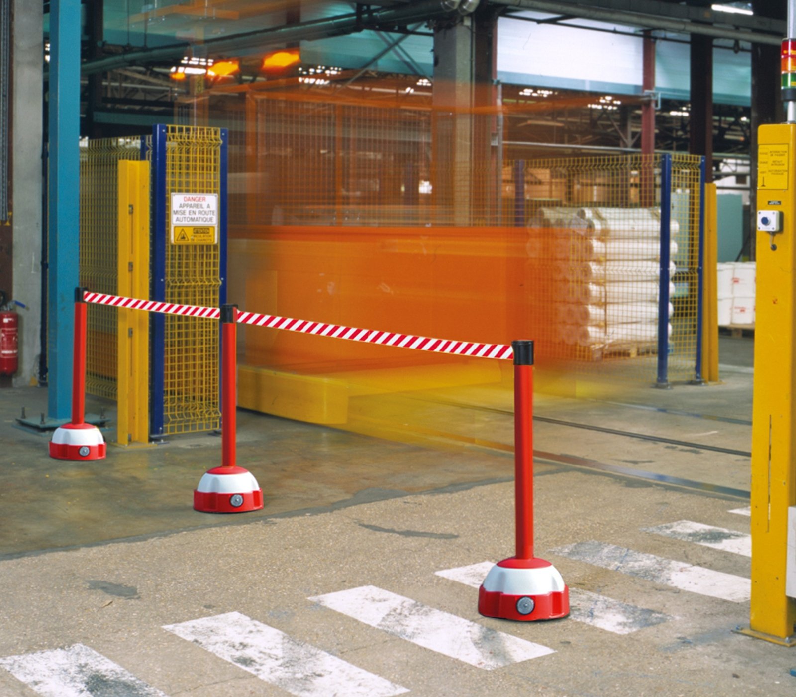 Potelet d’avertissement à sangle rouge ou jaune avec sangle hachurée